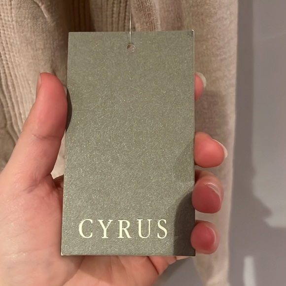 Cyrus brand new large sweater - Picture 4 of 7